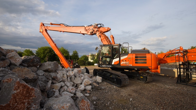 Salomoni consegna all’azienda Battiston il nuovo Hitachi ZX250-7 con braccio Super Long Front